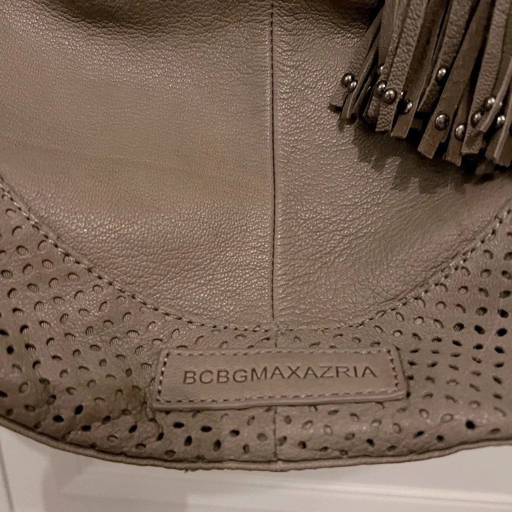 BCBG MAXAZRIA Faux Leather Grey Beige Shoulder Hobo Bag With Suede Fringe - Picture 2 of 5